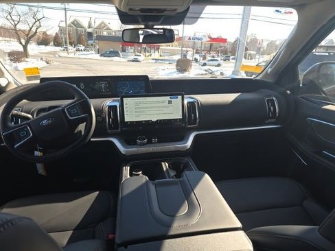 Used 2025 Ford Expedition Platinum image 5