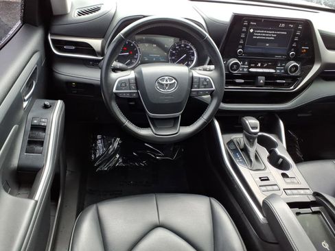Used 2022 Toyota Highlander XLE AWD/4WD image 7