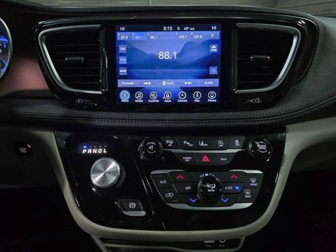 Used 2017 Chrysler Pacifica Limited image 39