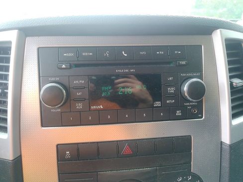 Used 2010 Jeep Grand Cherokee Laredo AWD/4WD image 35