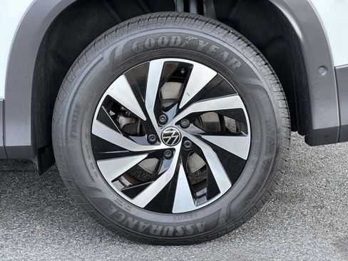 Certified 2025 Volkswagen Tiguan S FWD image 17