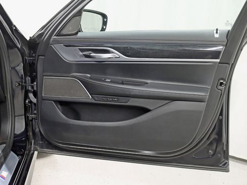 Used 2019 BMW 750i xDrive w/ M Sport Package image 32