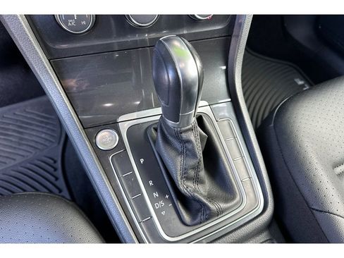 Used 2018 Volkswagen Golf SE image 24