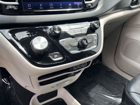 Used 2022 Chrysler Pacifica Touring-L FWD image 37