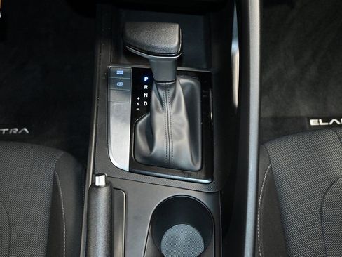 Used 2025 Hyundai Elantra SE image 16