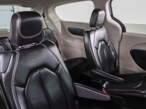 Used 2023 Chrysler Pacifica Touring-L FWD image 29