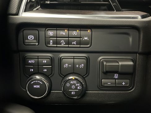 New 2026 Chevrolet Suburban Premier w/ Sun And Tow Package AWD/4WD image 35