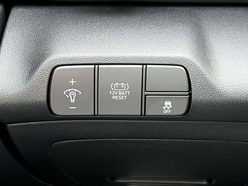 Certified 2025 Hyundai Elantra SEL image 18