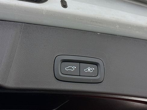 Used 2025 Volvo XC40 B5 Plus image 31