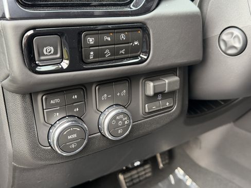 New 2026 GMC Yukon XL AT4 Ultimate AWD/4WD image 12