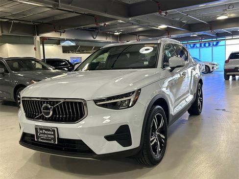 Certified 2025 Volvo XC40 B5 Core image 5