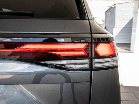 Certified 2025 Volkswagen Tiguan SE image 17