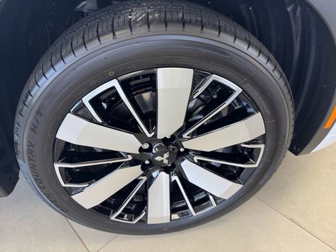 New 2025 Mitsubishi Outlander SEL image 9