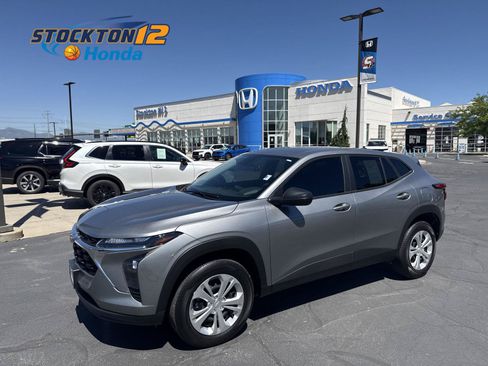 Used 2025 Chevrolet Trax LS w/ Driver Confidence Package FWD image 1
