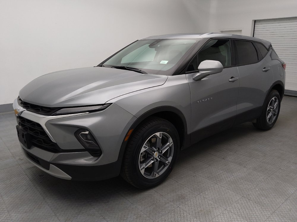 Used 2025 Chevrolet Blazer LT FWD image 2