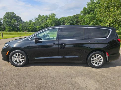 Used 2023 Chrysler Pacifica Touring-L FWD image 9