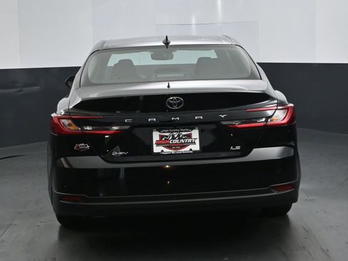 Used 2025 Toyota Camry LE image 5