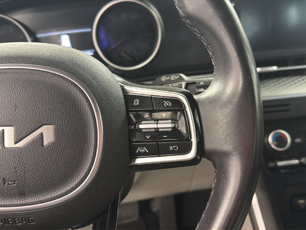 Used 2023 Kia Carnival LX FWD image 22