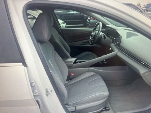 Used 2022 Hyundai Elantra SEL w/ Convenience + Premium Package image 17