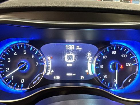 Used 2018 Chrysler Pacifica Limited image 15