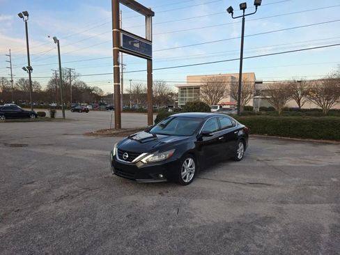 Used 2017 Nissan Altima 3.5 SL w/ 3.5SL Technology Package image 1