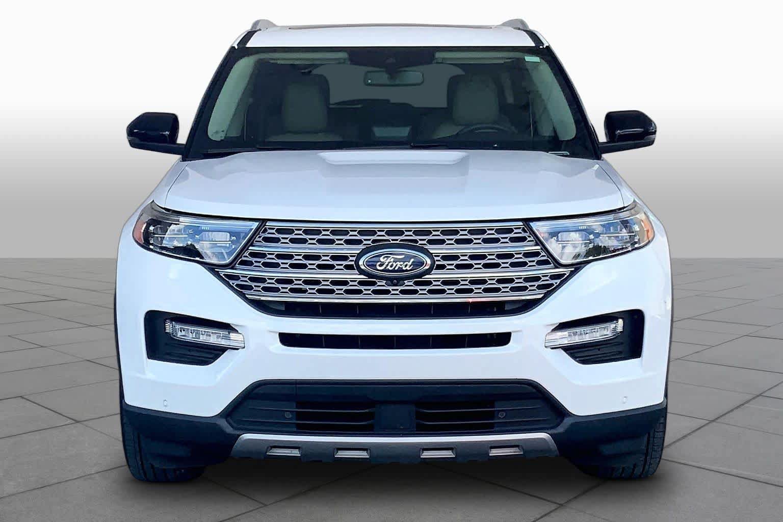 Used 2024 Ford Explorer Limited w/ Limited Technology Package RWD image 4