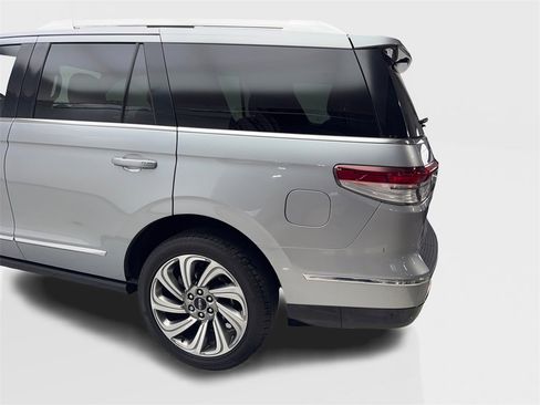 Used 2023 Lincoln Navigator Reserve image 17