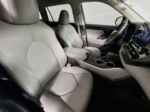 Used 2024 Toyota Highlander LE FWD image 30
