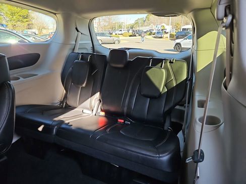 Used 2023 Chrysler Pacifica Touring-L image 27