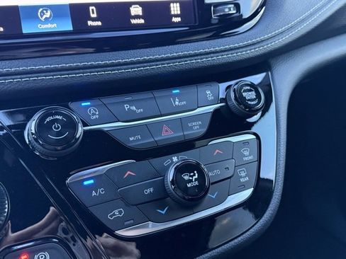 New 2026 Chrysler Pacifica Select w/ S Appearance Package image 4