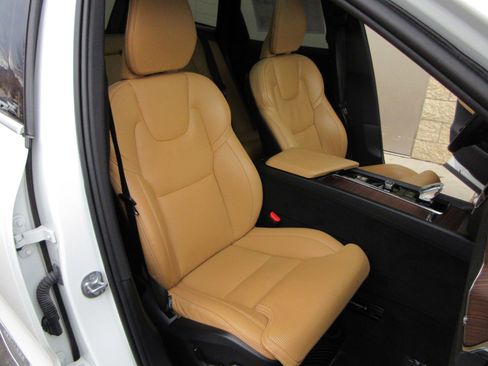 Used 2023 Volvo XC60 T8 Ultimate image 27