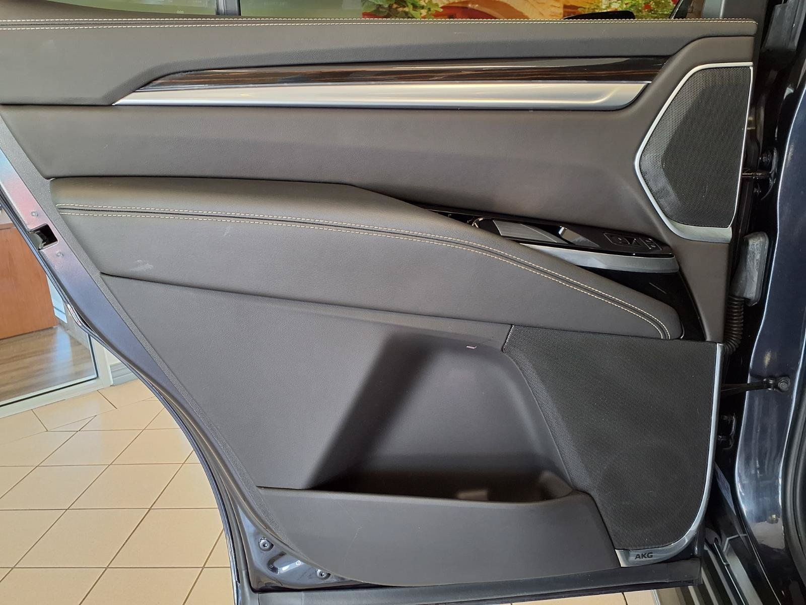 Used 2025 Cadillac Escalade Luxury RWD image 18