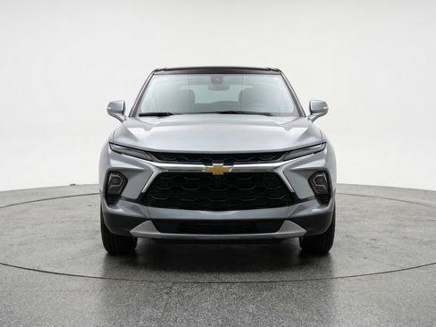 Used 2025 Chevrolet Blazer LT FWD image 2
