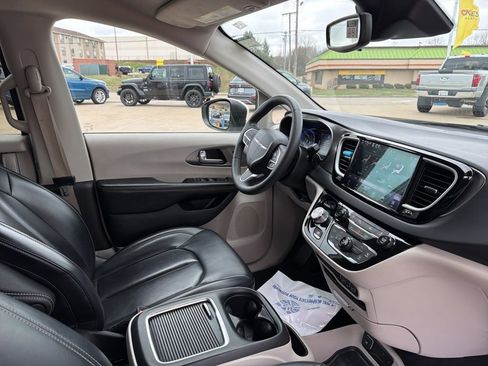Used 2023 Chrysler Pacifica Touring-L FWD image 13