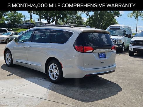 Used 2017 Chrysler Pacifica Touring-L w/ Tire & Wheel Group FWD image 4