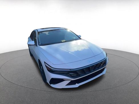 Used 2025 Hyundai Elantra SEL image 3