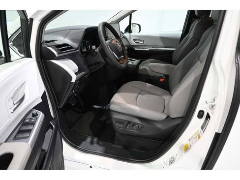 New 2025 Toyota Sienna XLE image 13