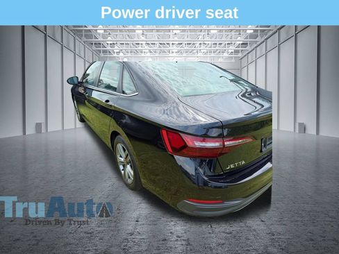 Used 2024 Volkswagen Jetta SE FWD image 2