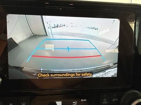 Used 2024 Toyota Highlander XLE FWD image 24
