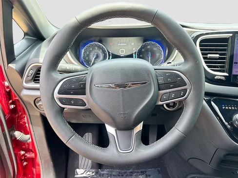 Used 2025 Chrysler Pacifica Select FWD image 11