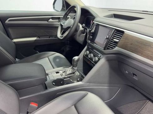 Used 2022 Volkswagen Atlas SE w/ Black Wheel Package FWD image 12