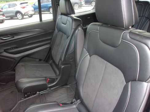 Used 2024 Jeep Grand Cherokee L Altitude AWD/4WD image 18