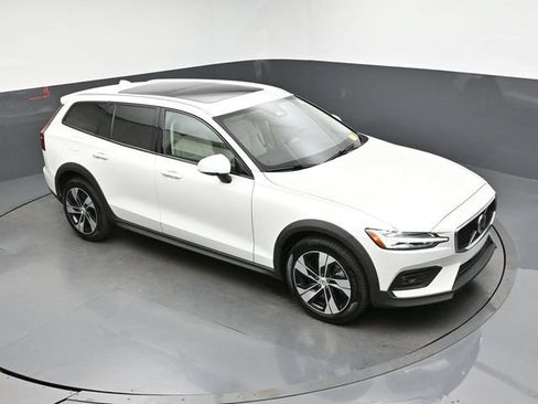Used 2025 Volvo V60 B5 Cross Country Plus AWD/4WD image 18