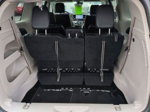 Used 2024 Chrysler Pacifica Touring-L FWD image 25