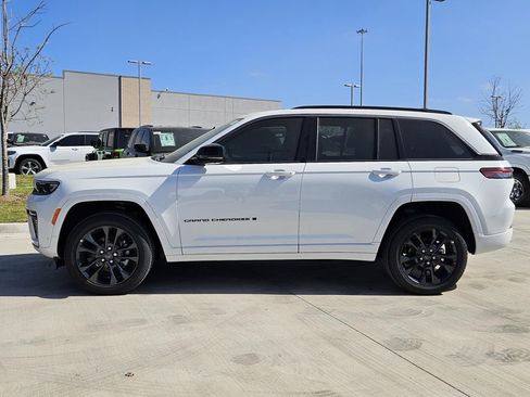 New 2026 Jeep Grand Cherokee Limited AWD/4WD image 2