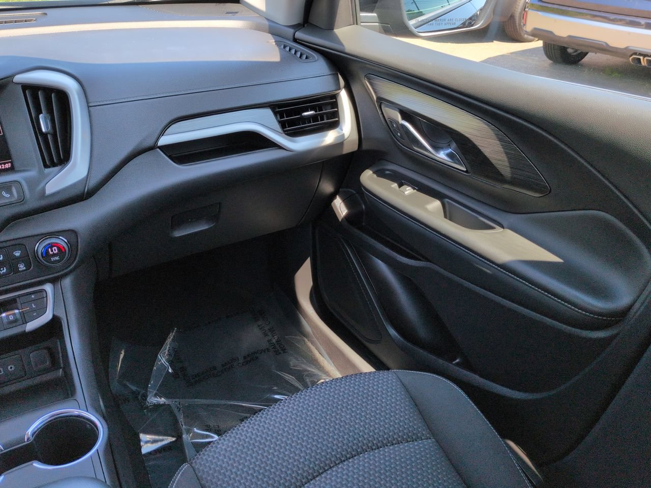 Used 2024 GMC Terrain SLE w/ Driver Convenience Package FWD image 17