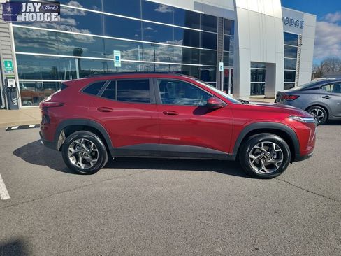 Used 2025 Chevrolet Trax LT w/ LT Convenience Package image 2