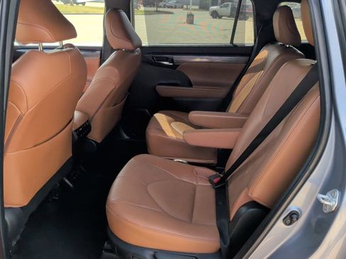 Used 2022 Toyota Highlander Platinum AWD/4WD image 36