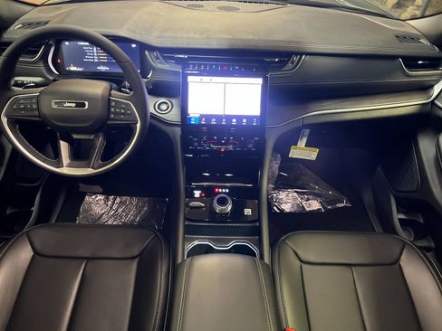 New 2025 Jeep Grand Cherokee Limited image 12