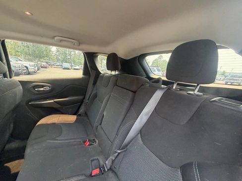 Used 2019 Jeep Cherokee Latitude w/ Popular Appearance Group AWD/4WD image 16